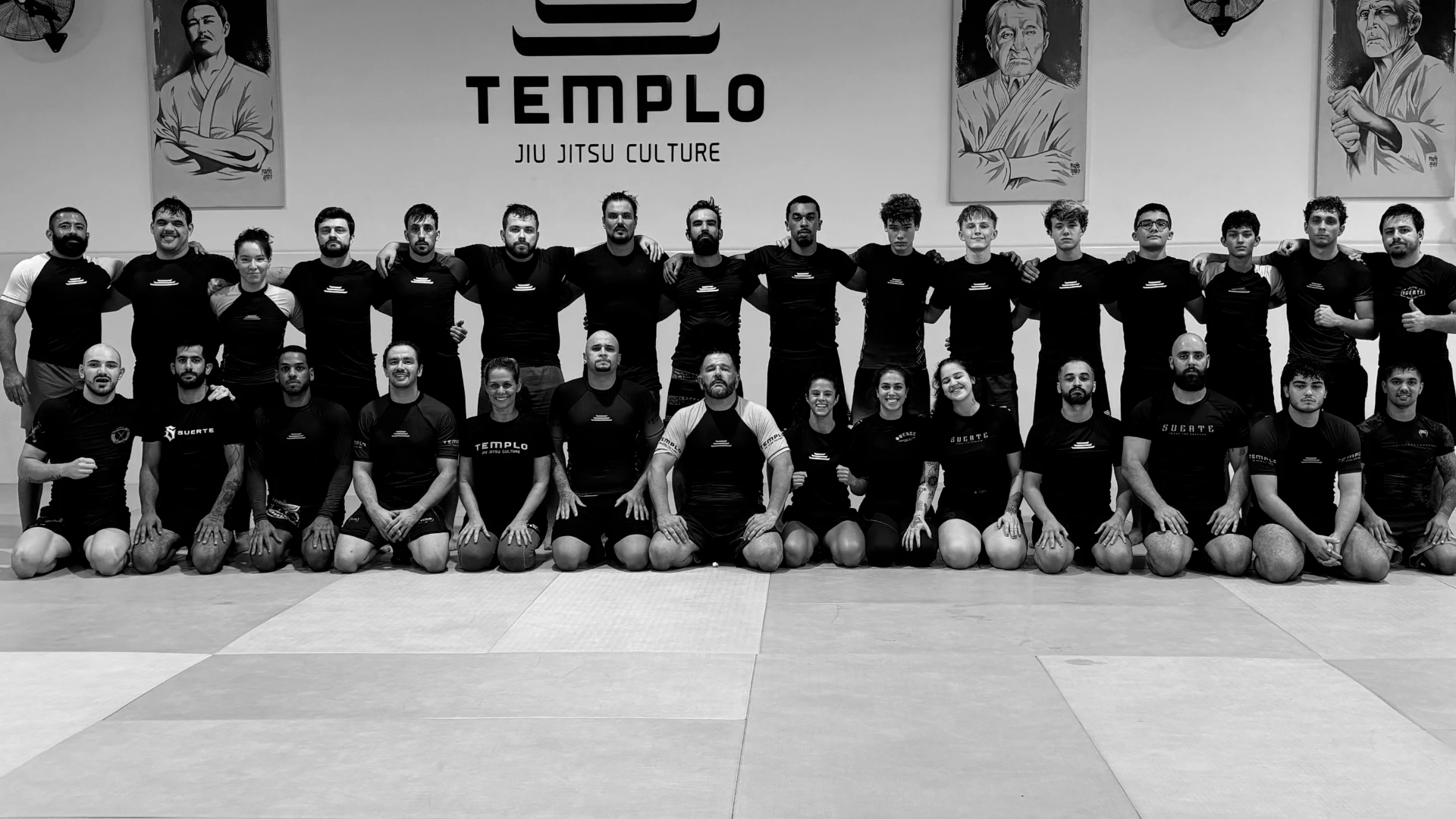 Alunos da Templo e da Helix reunidos após o treino