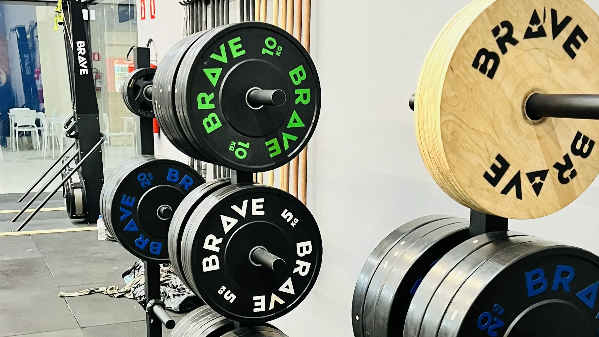 Halteres e equipamentos do box de Cross Training da Helix Gym