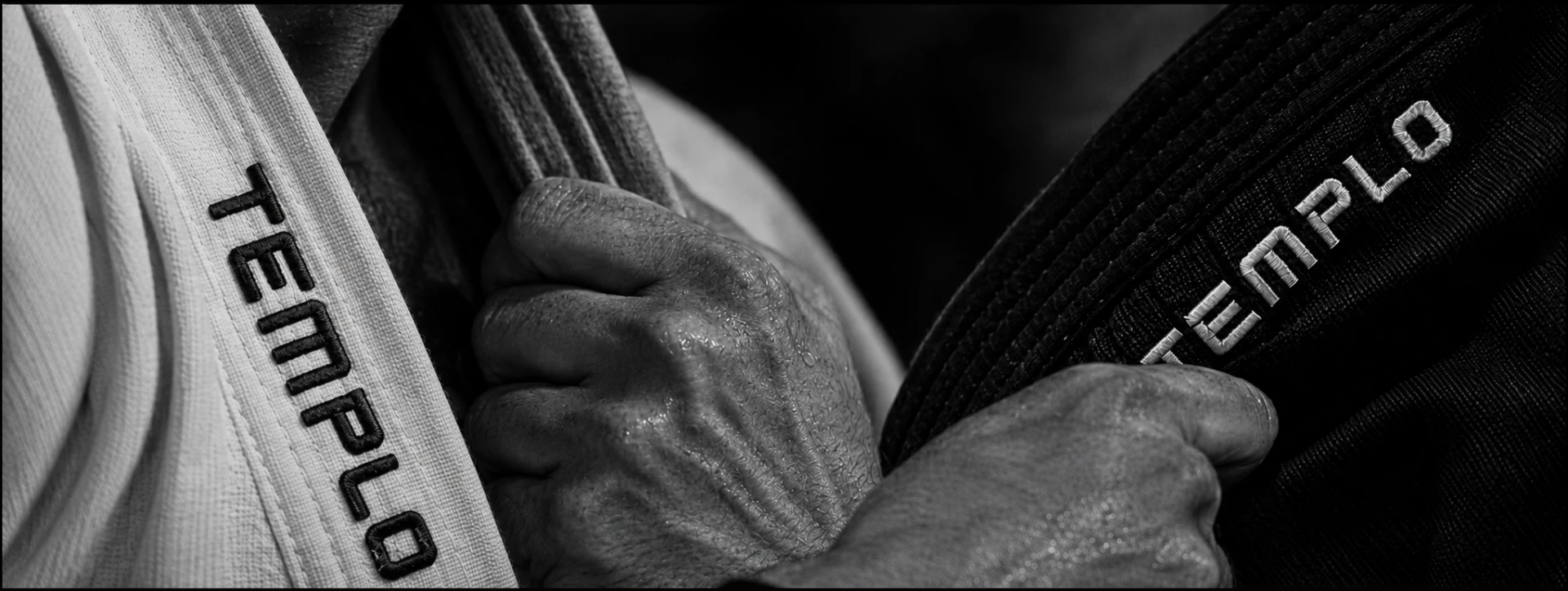 Detalhe de pegada no kimono durante treino de Jiu-Jitsu